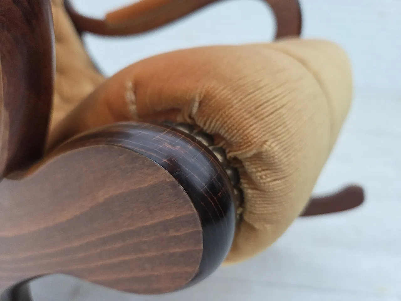 Sedia a dondolo scandinava in velluto, legno di faggio scuro, anni '60 3