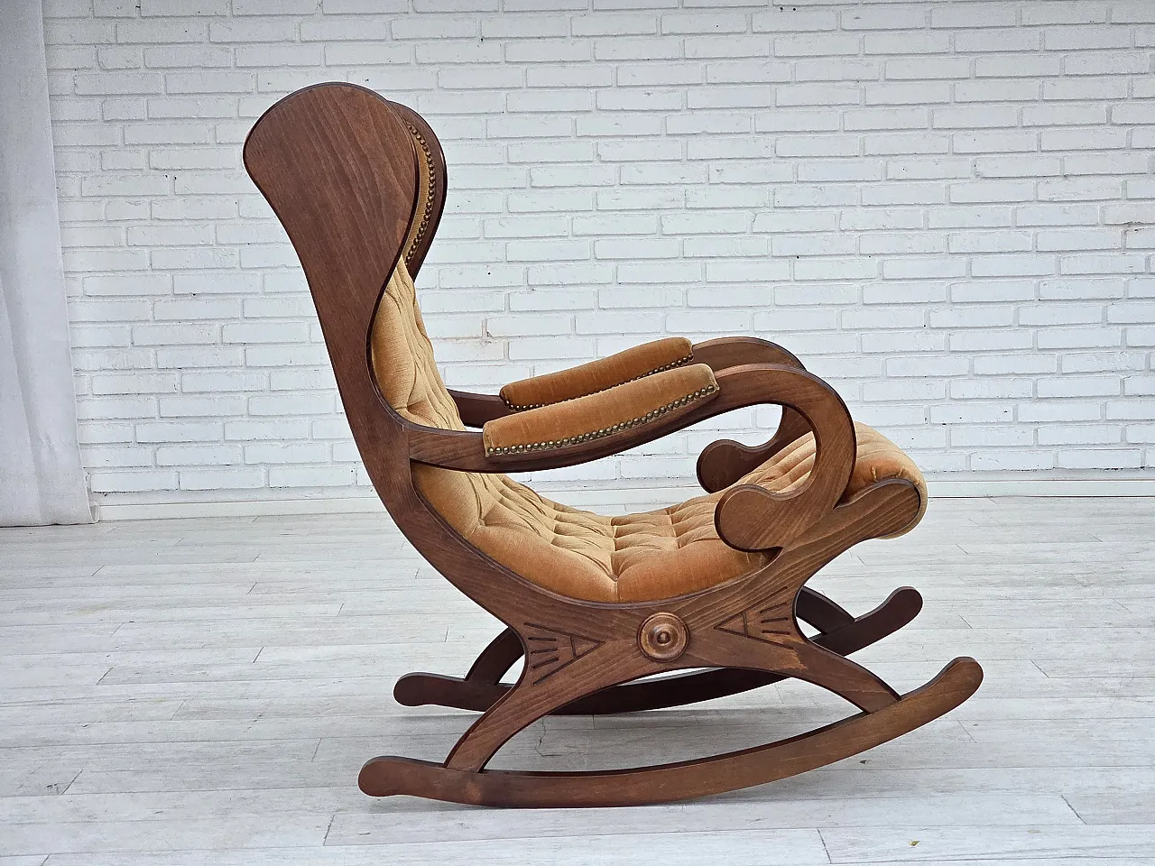 Sedia a dondolo scandinava in velluto, legno di faggio scuro, anni '60 8