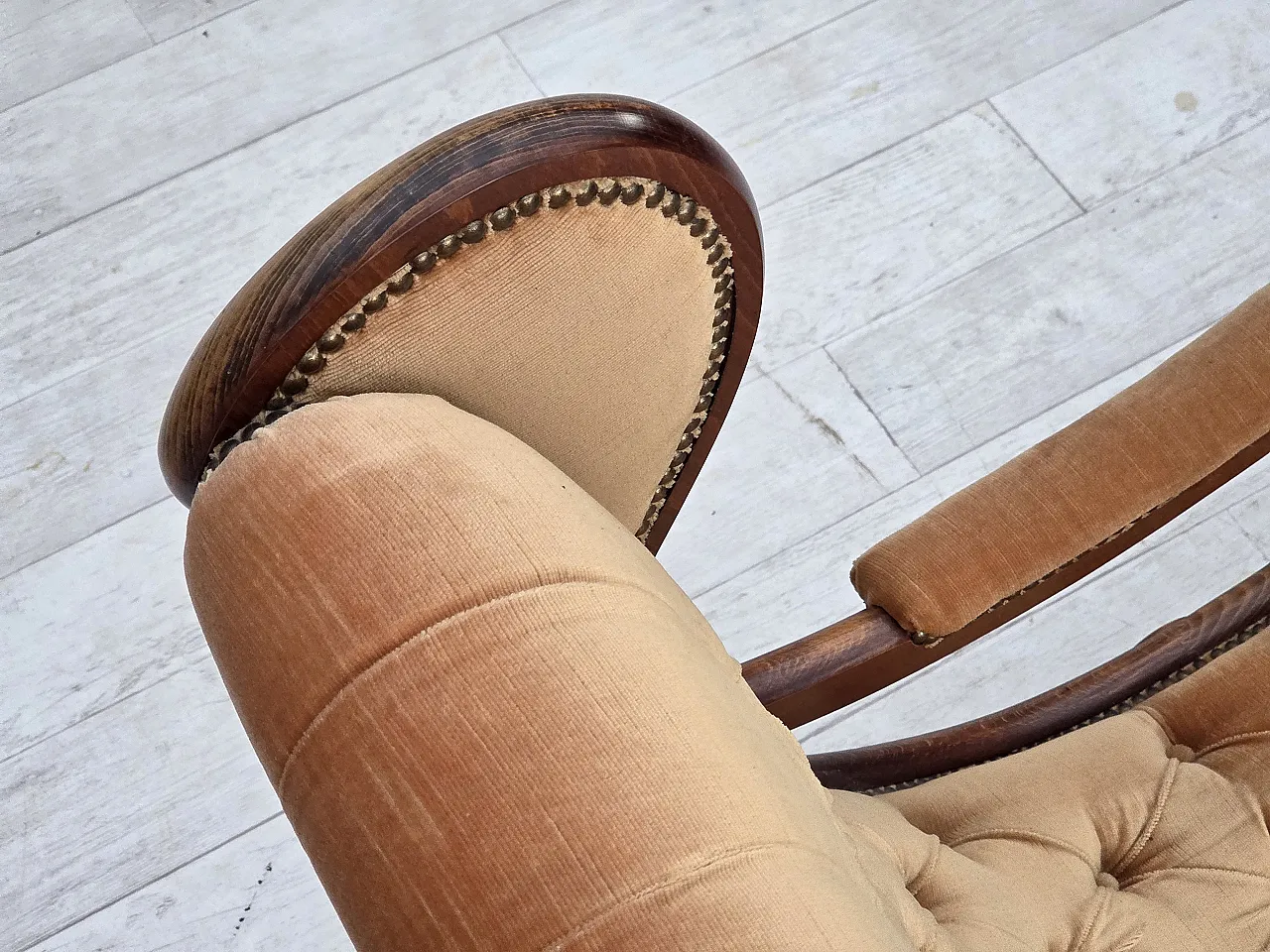 Sedia a dondolo scandinava in velluto, legno di faggio scuro, anni '60 9