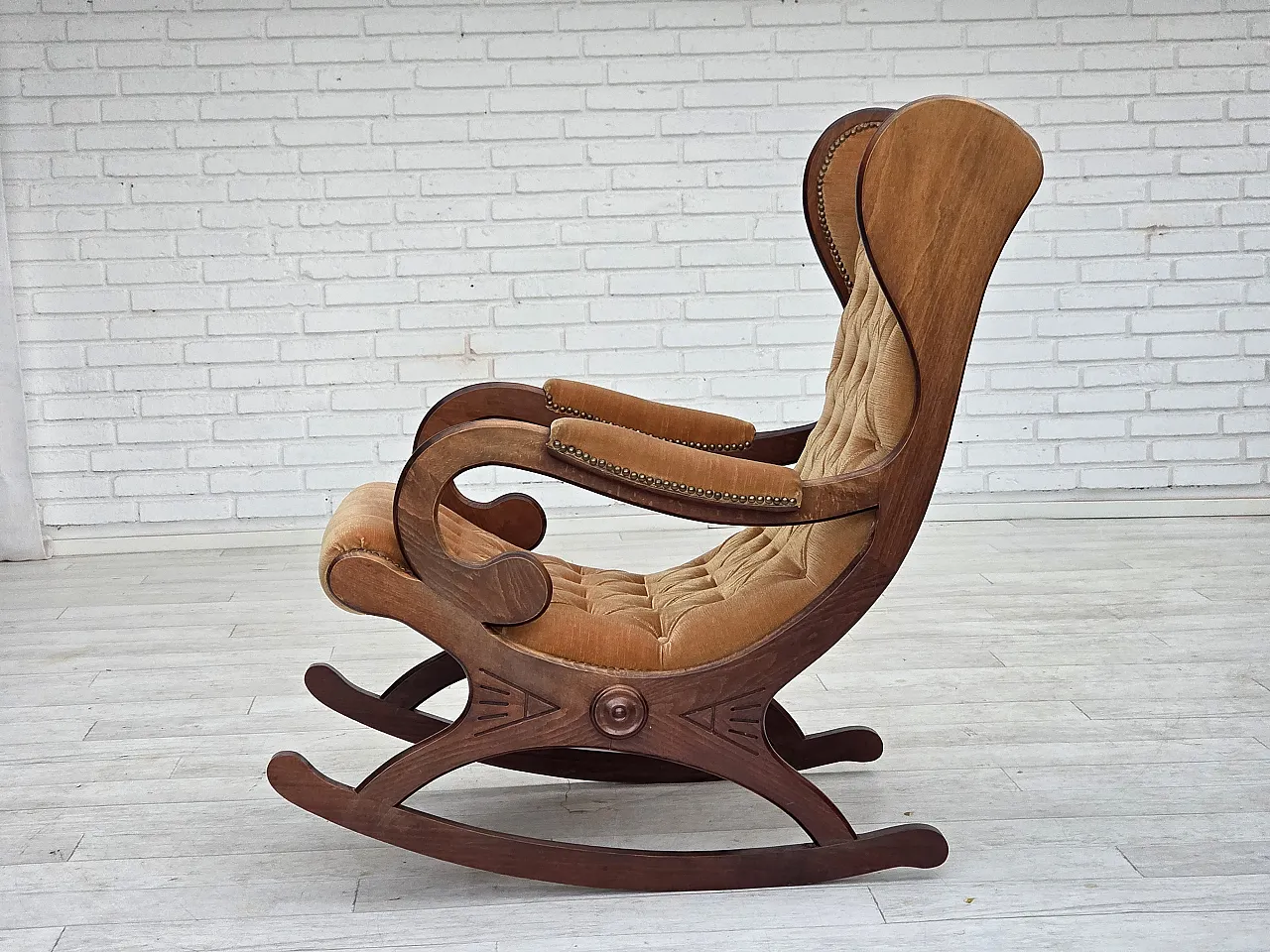 Sedia a dondolo scandinava in velluto, legno di faggio scuro, anni '60 16