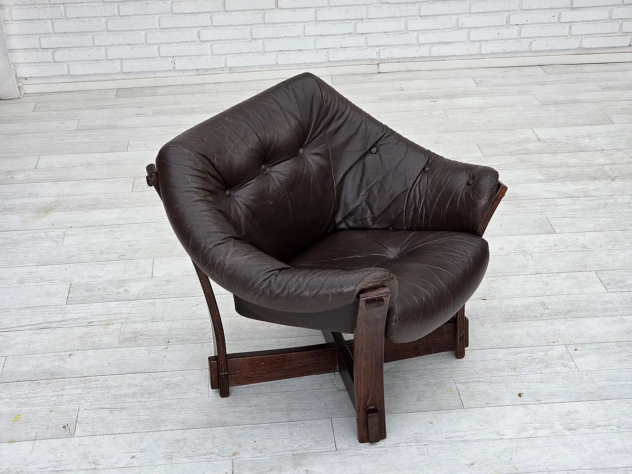 Poltrona lounge scandinava, in pelle, legno di quercia, anni '70 2