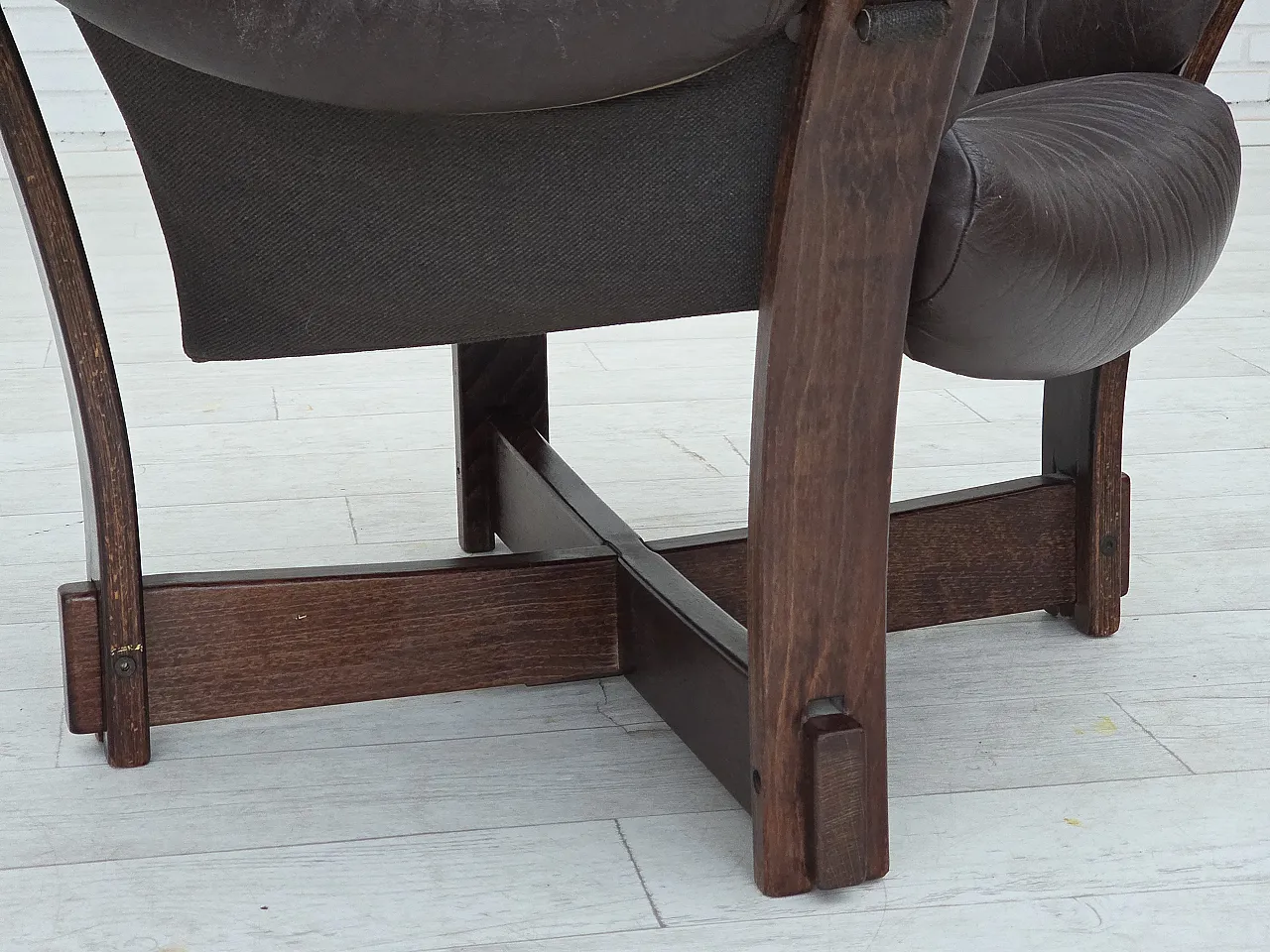 Poltrona lounge scandinava, in pelle, legno di quercia, anni '70 3