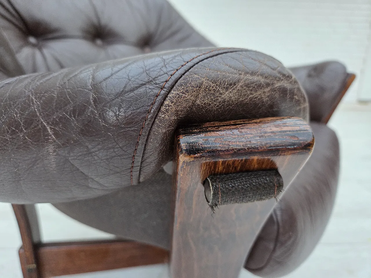 Poltrona lounge scandinava, in pelle, legno di quercia, anni '70 5