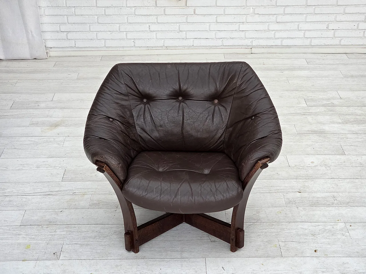 Poltrona lounge scandinava, in pelle, legno di quercia, anni '70 8