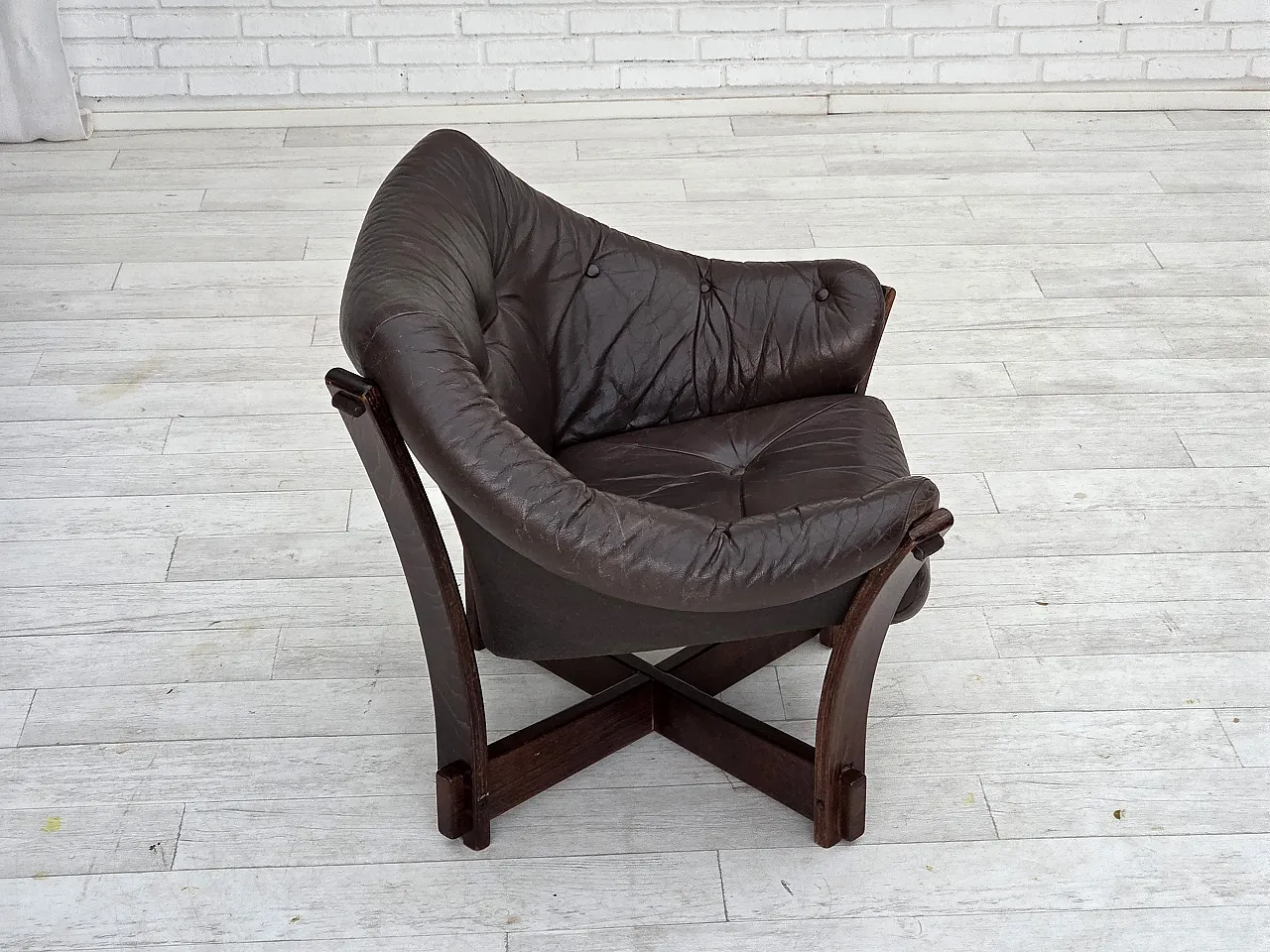 Poltrona lounge scandinava, in pelle, legno di quercia, anni '70 11