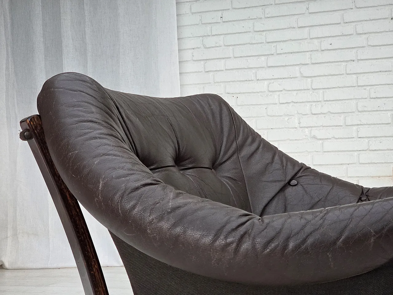 Poltrona lounge scandinava, in pelle, legno di quercia, anni '70 12
