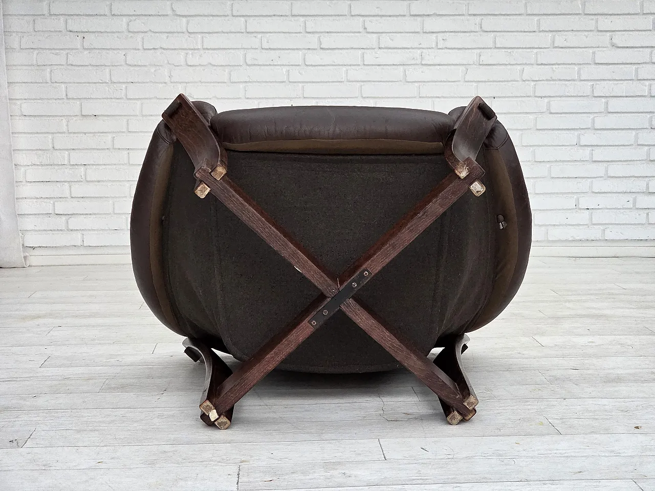 Poltrona lounge scandinava, in pelle, legno di quercia, anni '70 18