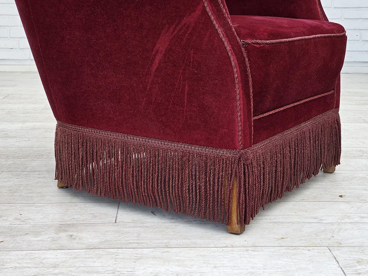 Poltrona danese in velluto rosso ciliegia, quercia, anni '70 5