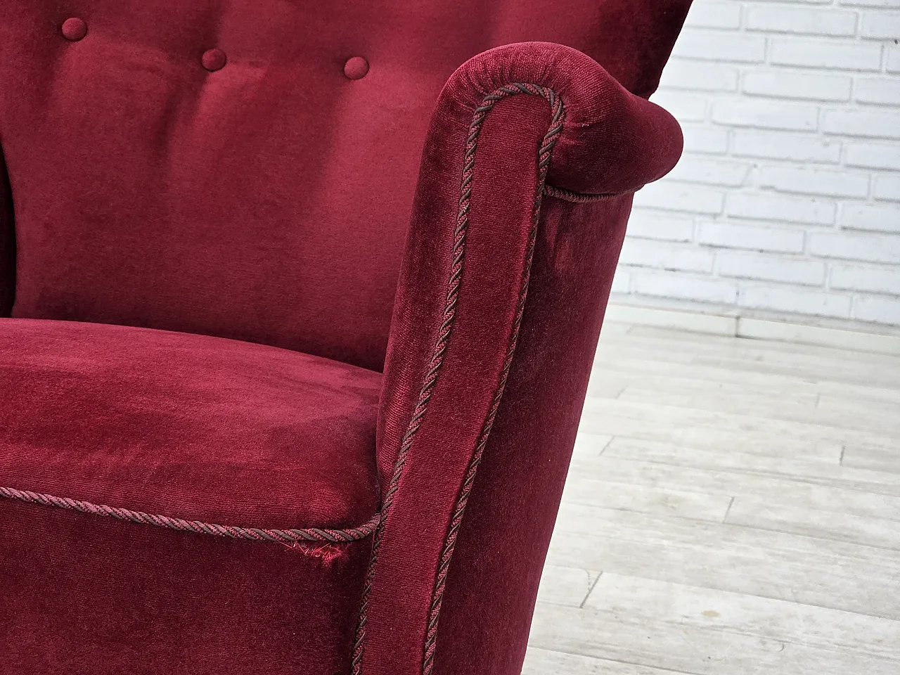 Poltrona danese in velluto rosso ciliegia, quercia, anni '70 7