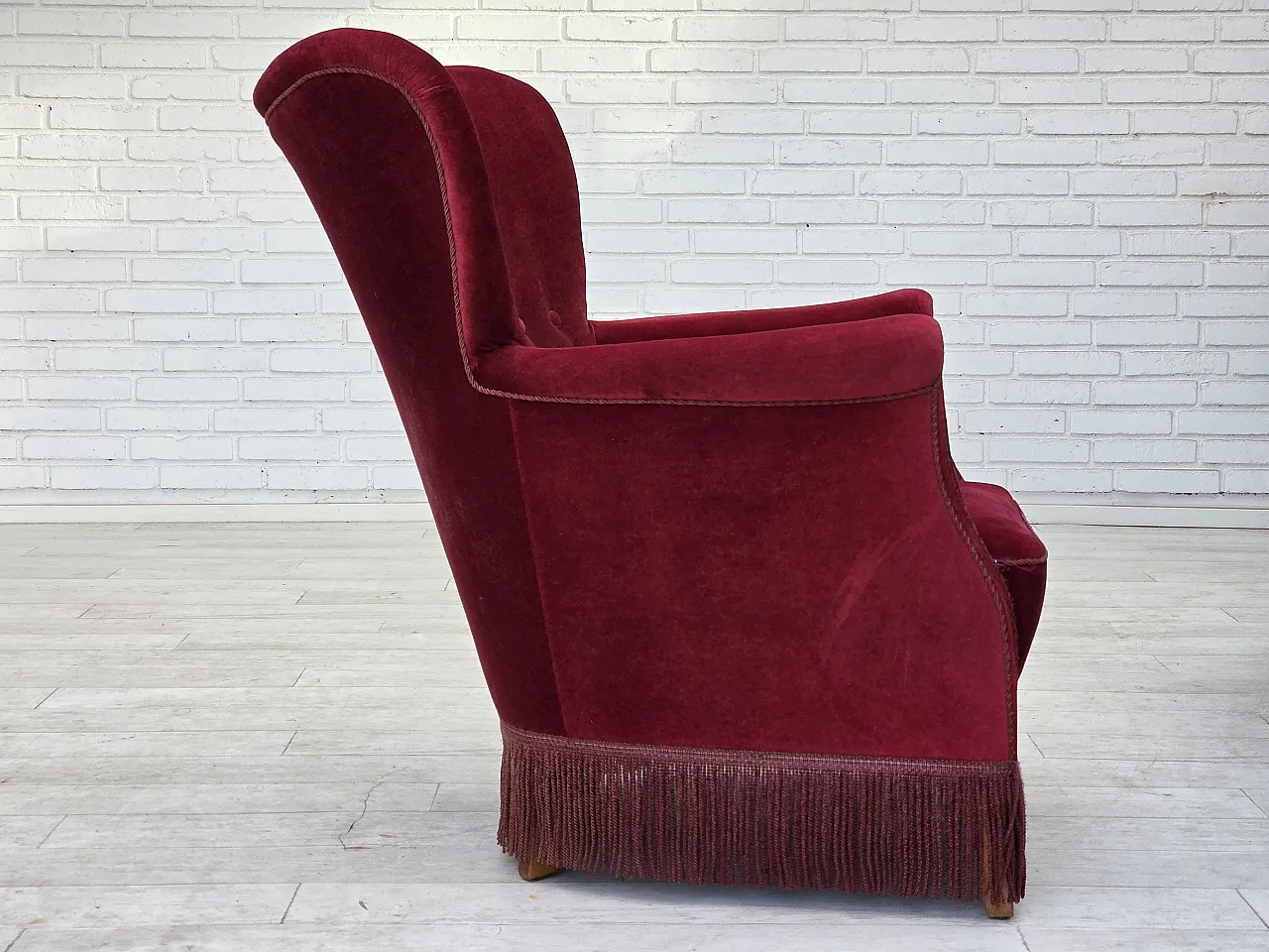 Poltrona danese in velluto rosso ciliegia, quercia, anni '70 8