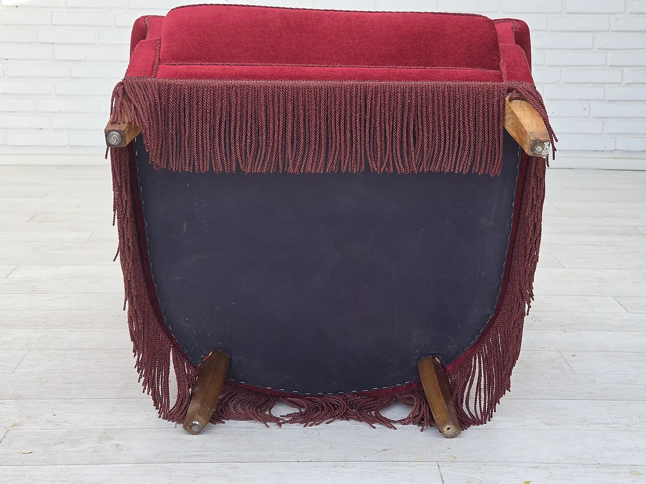 Poltrona danese in velluto rosso ciliegia, quercia, anni '70 15