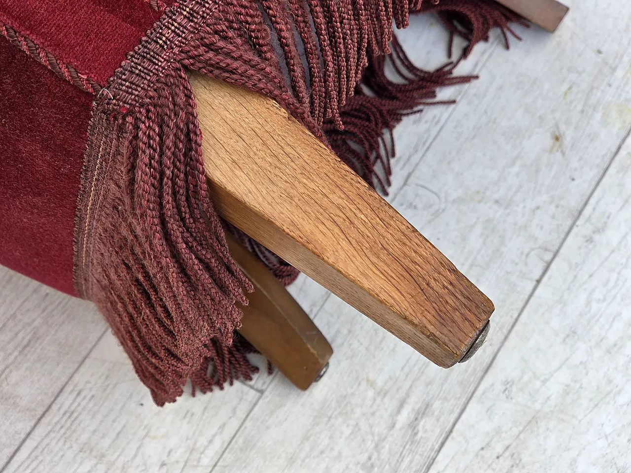 Poltrona danese in velluto rosso ciliegia, quercia, anni '70 16