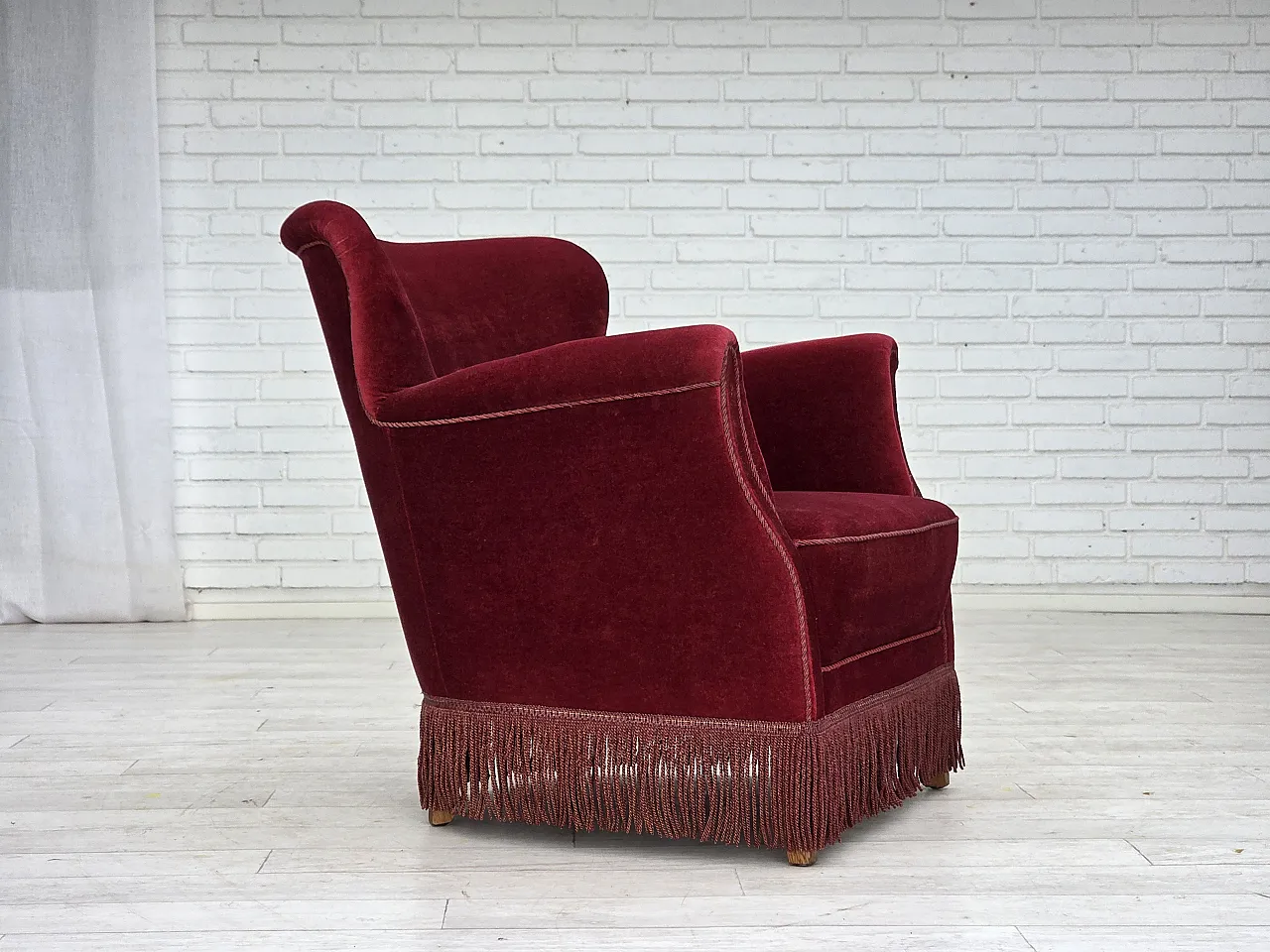 Poltrona danese in velluto rosso ciliegia, quercia, anni '70 1