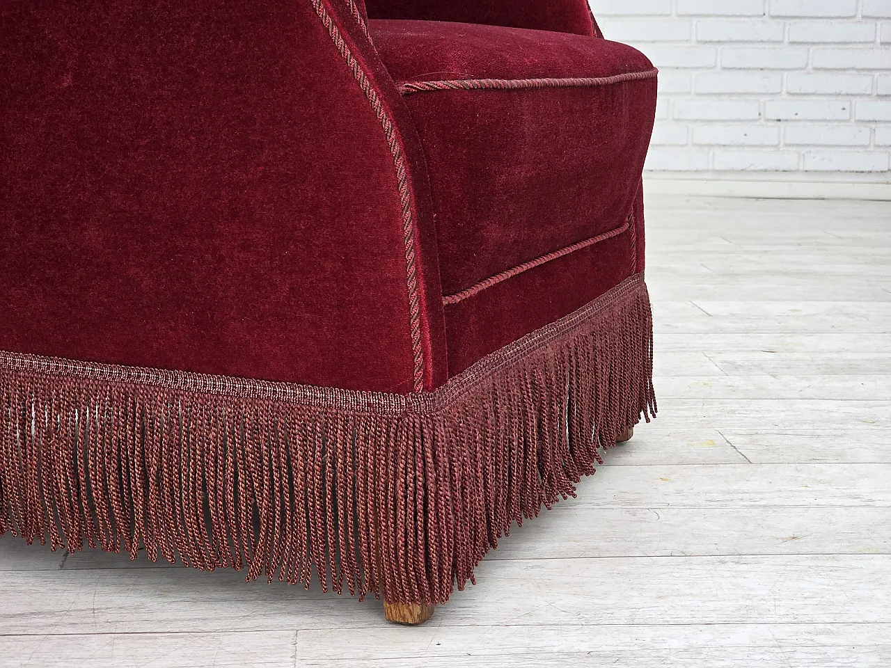 Poltrona danese in velluto rosso ciliegia, quercia, anni '70 3