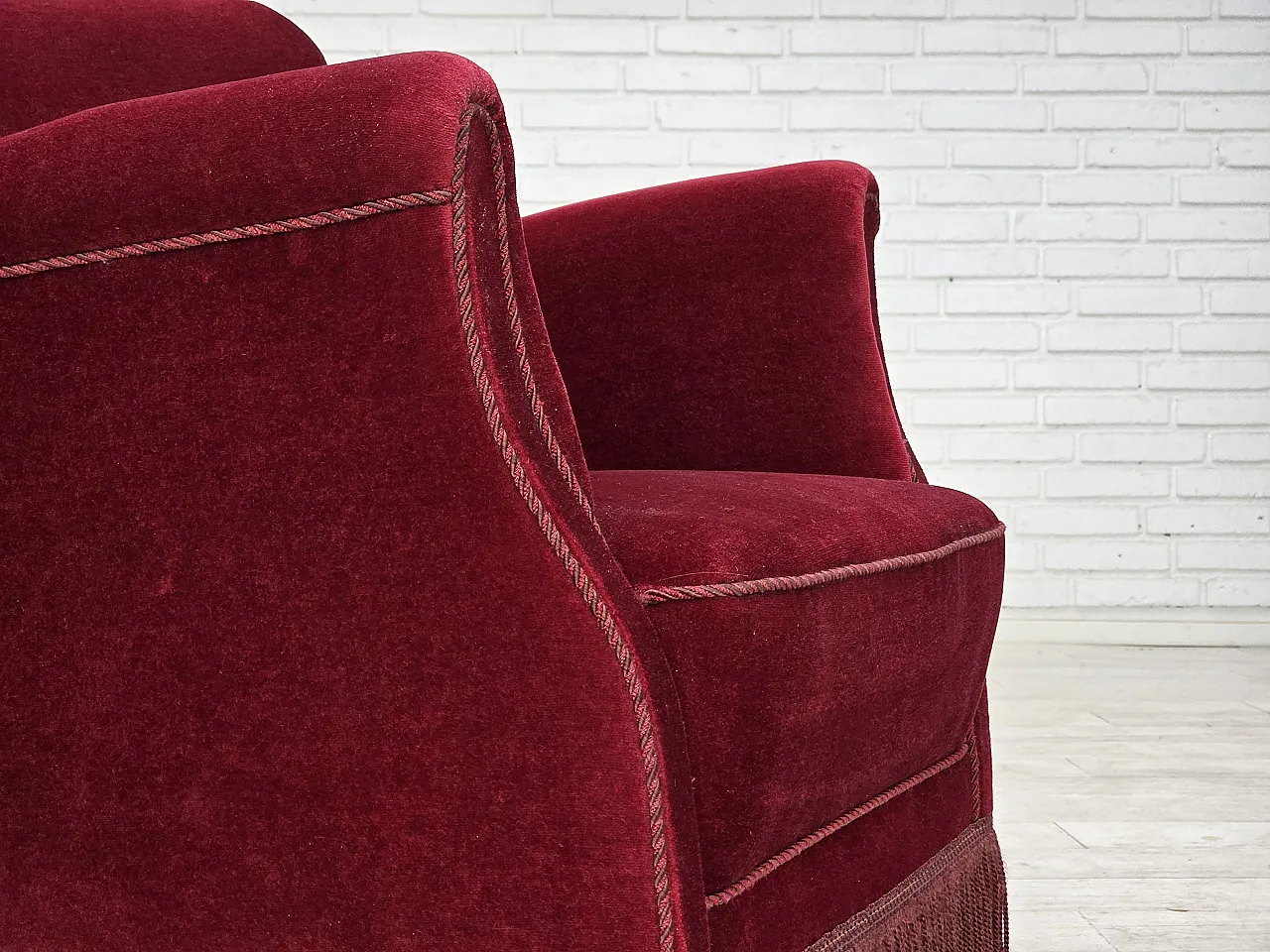 Poltrona danese in velluto rosso ciliegia, quercia, anni '70 4