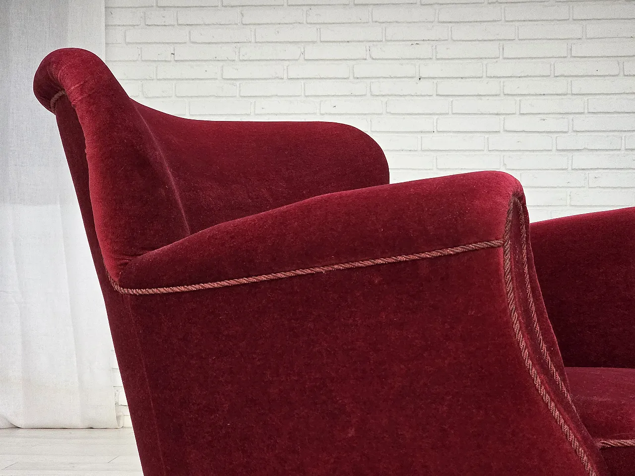 Poltrona danese in velluto rosso ciliegia, quercia, anni '70 5