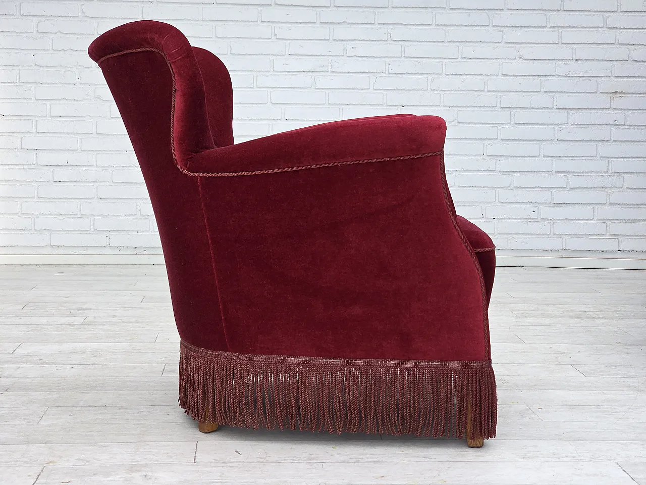 Poltrona danese in velluto rosso ciliegia, quercia, anni '70 11