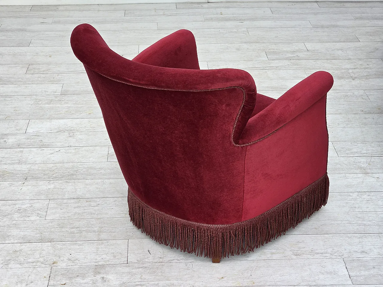 Poltrona danese in velluto rosso ciliegia, quercia, anni '70 13