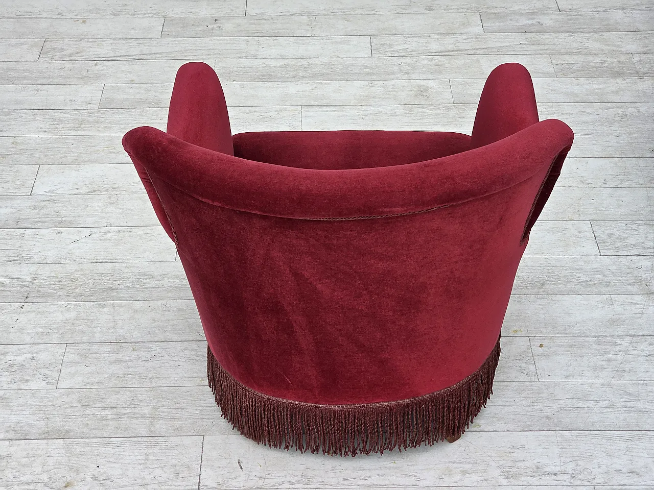 Poltrona danese in velluto rosso ciliegia, quercia, anni '70 15