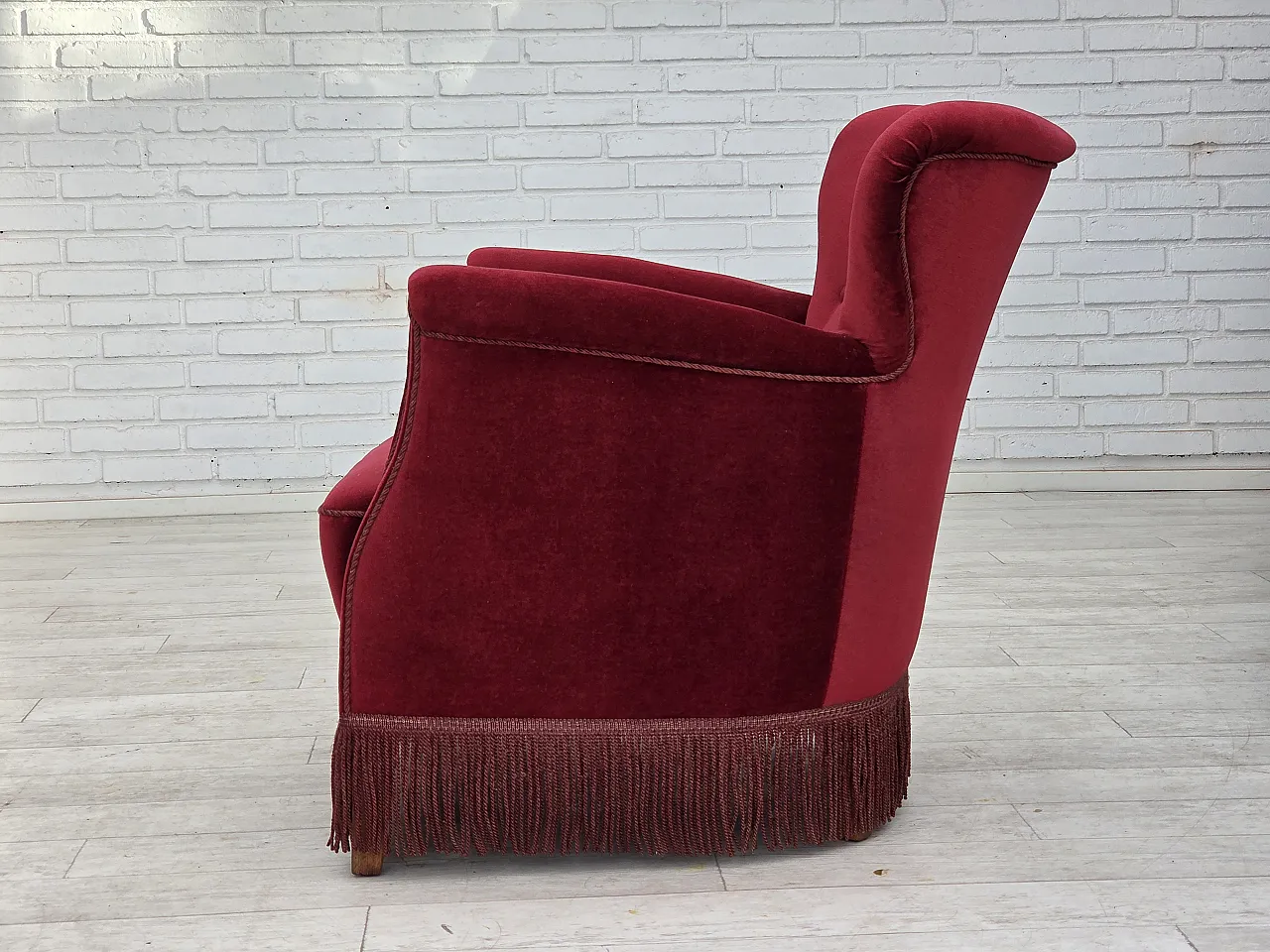 Poltrona danese in velluto rosso ciliegia, quercia, anni '70 17