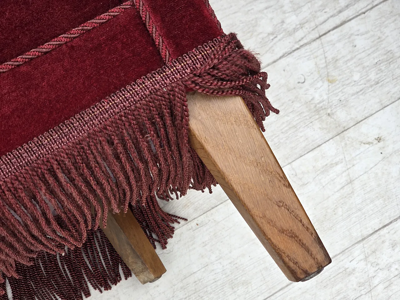 Poltrona danese in velluto rosso ciliegia, quercia, anni '70 19