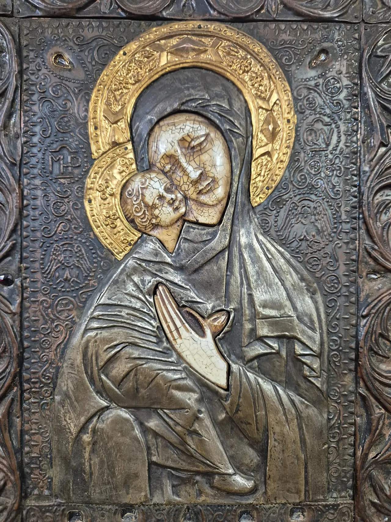 Icona sacra Madonna col Bambino in metallo sbalzato e inserti ceramici 10