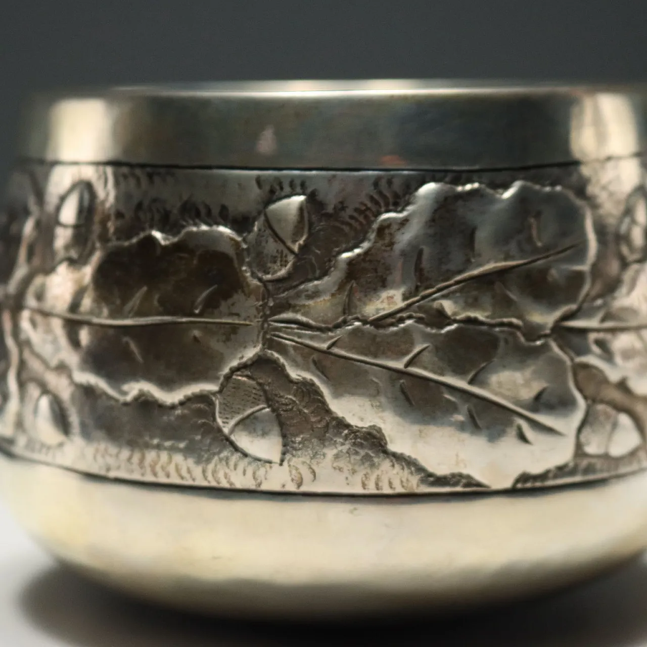 Ciotola in argento sbalzato e cesellato con decoro, '900 5