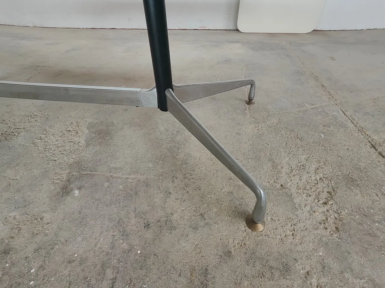 ET151 Herman Miller, Charles & Ray Eames table 2