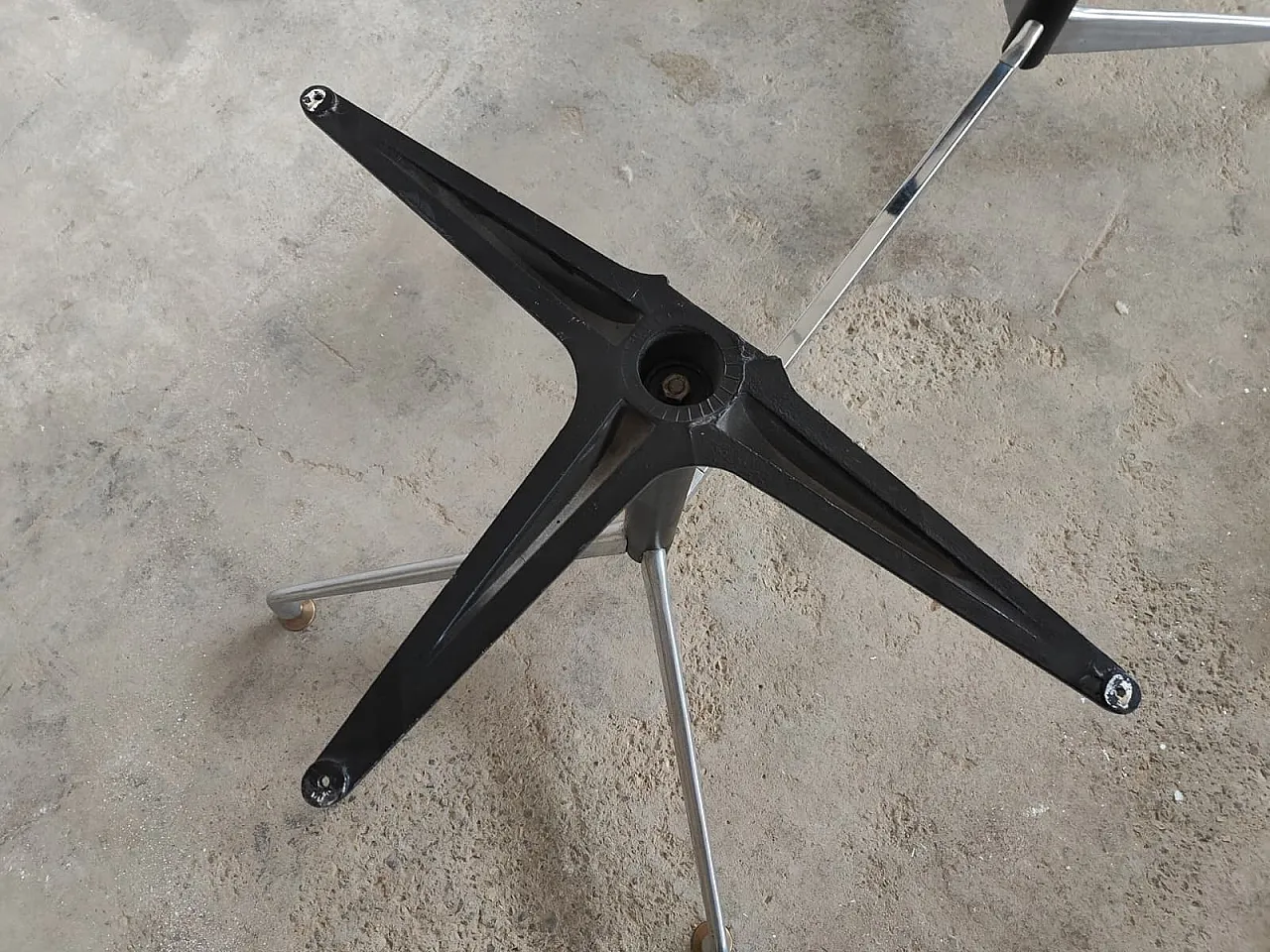 ET151 Herman Miller, Charles & Ray Eames table 3