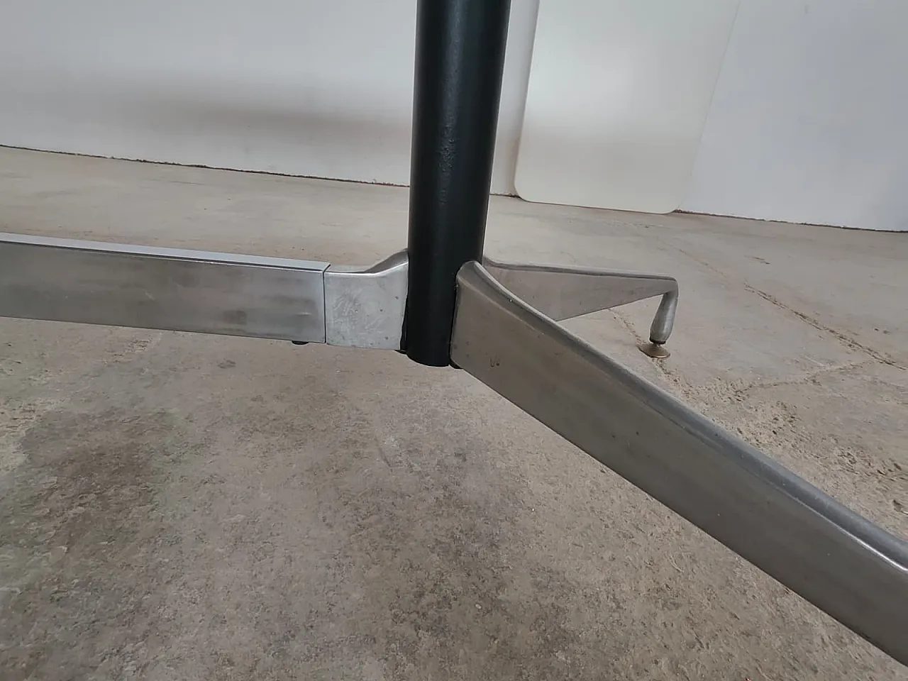 ET151 Herman Miller, Charles & Ray Eames table 4