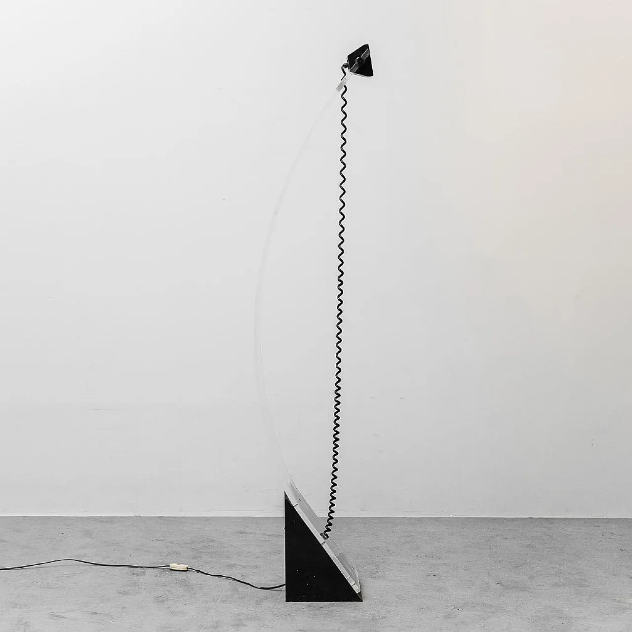 Lampada da terra ad arco in plexiglass, anni '70 8