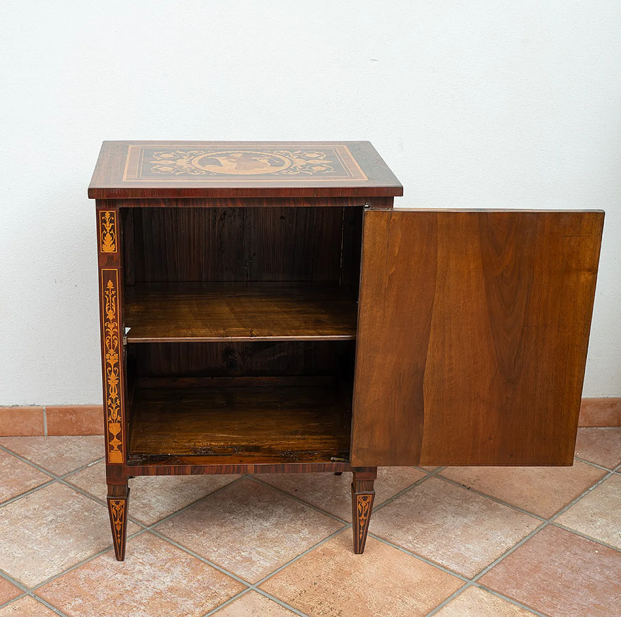 Louis XVI chest of drawers in precious exotic woods, 18th century 2
