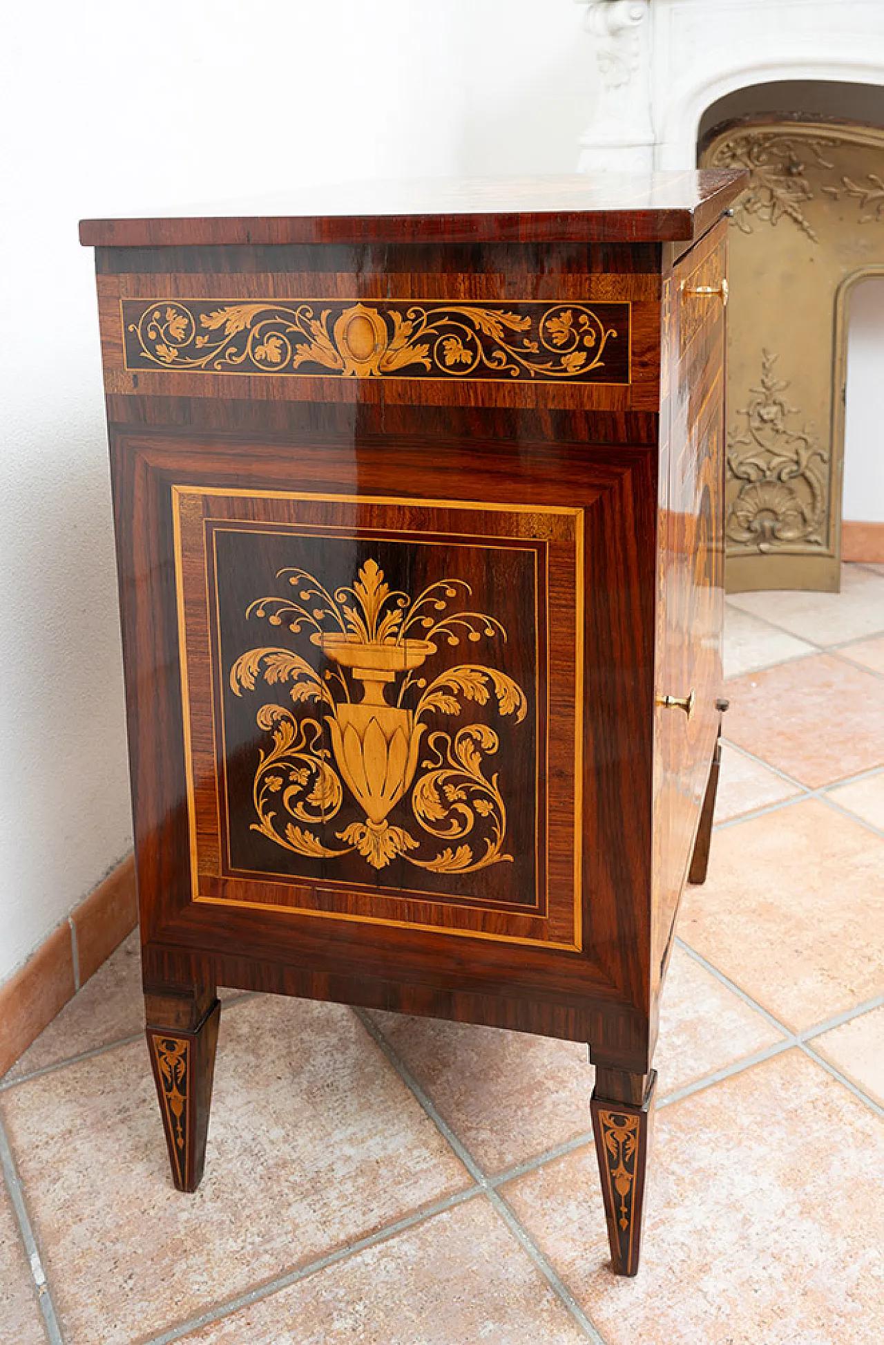 Louis XVI chest of drawers in precious exotic woods, 18th century 5