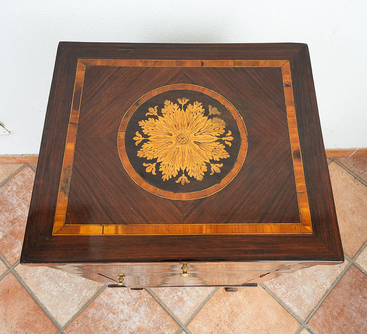 Louis XVI chest of drawers in precious exotic woods, 18th century 2