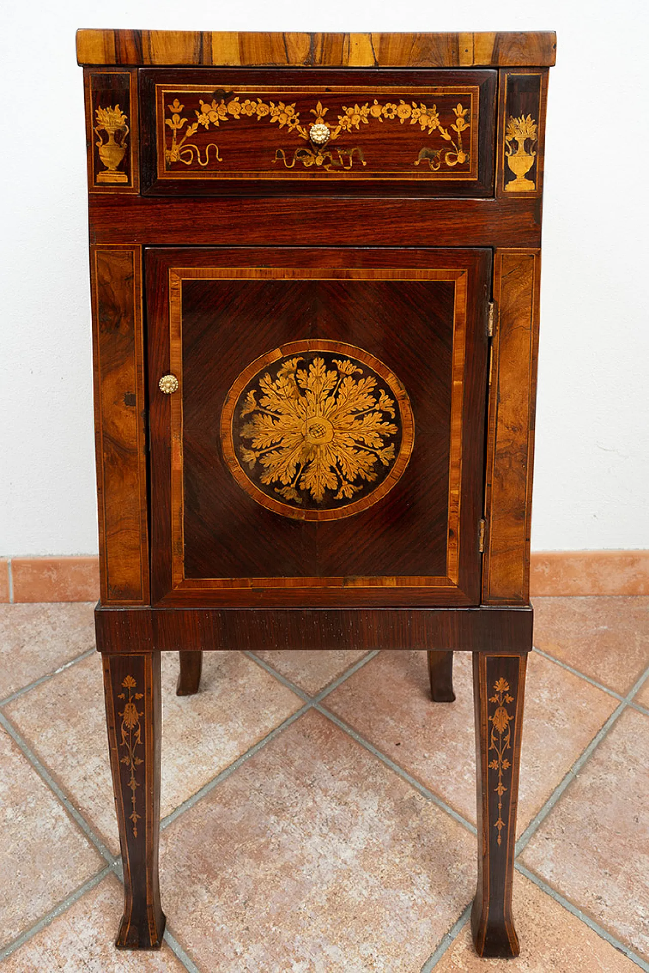 Louis XVI chest of drawers in precious exotic woods, 18th century 3