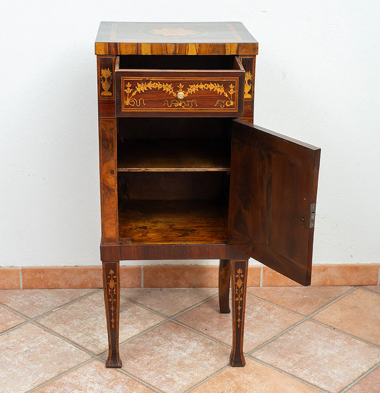 Louis XVI chest of drawers in precious exotic woods, 18th century 5
