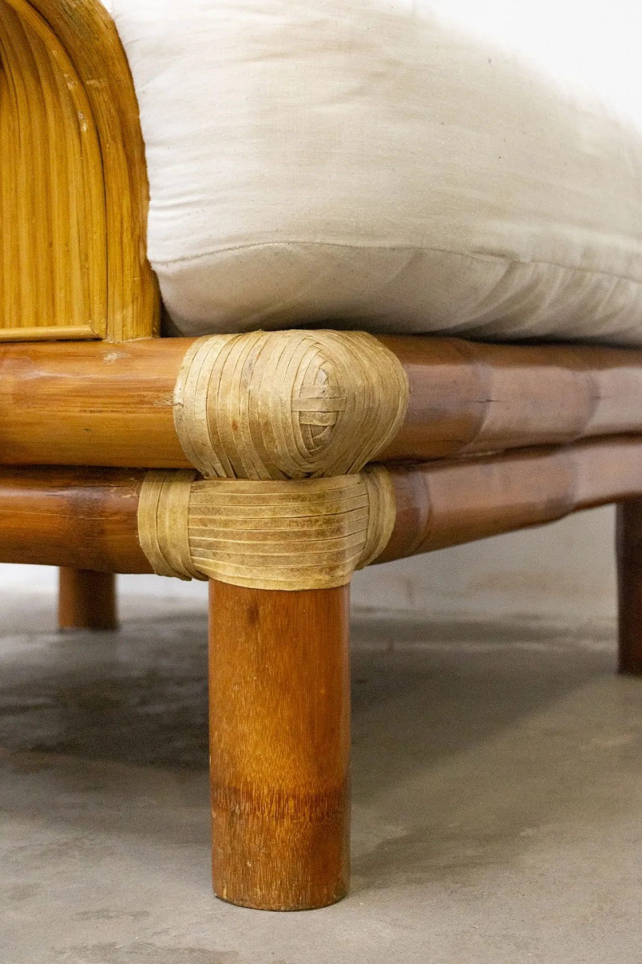 Coppia di poltrone in legno e bambù, anni '70 8