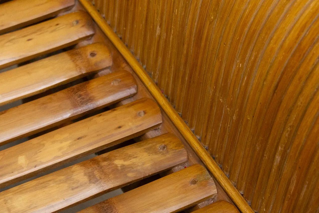 Coppia di poltrone in legno e bambù, anni '70 12