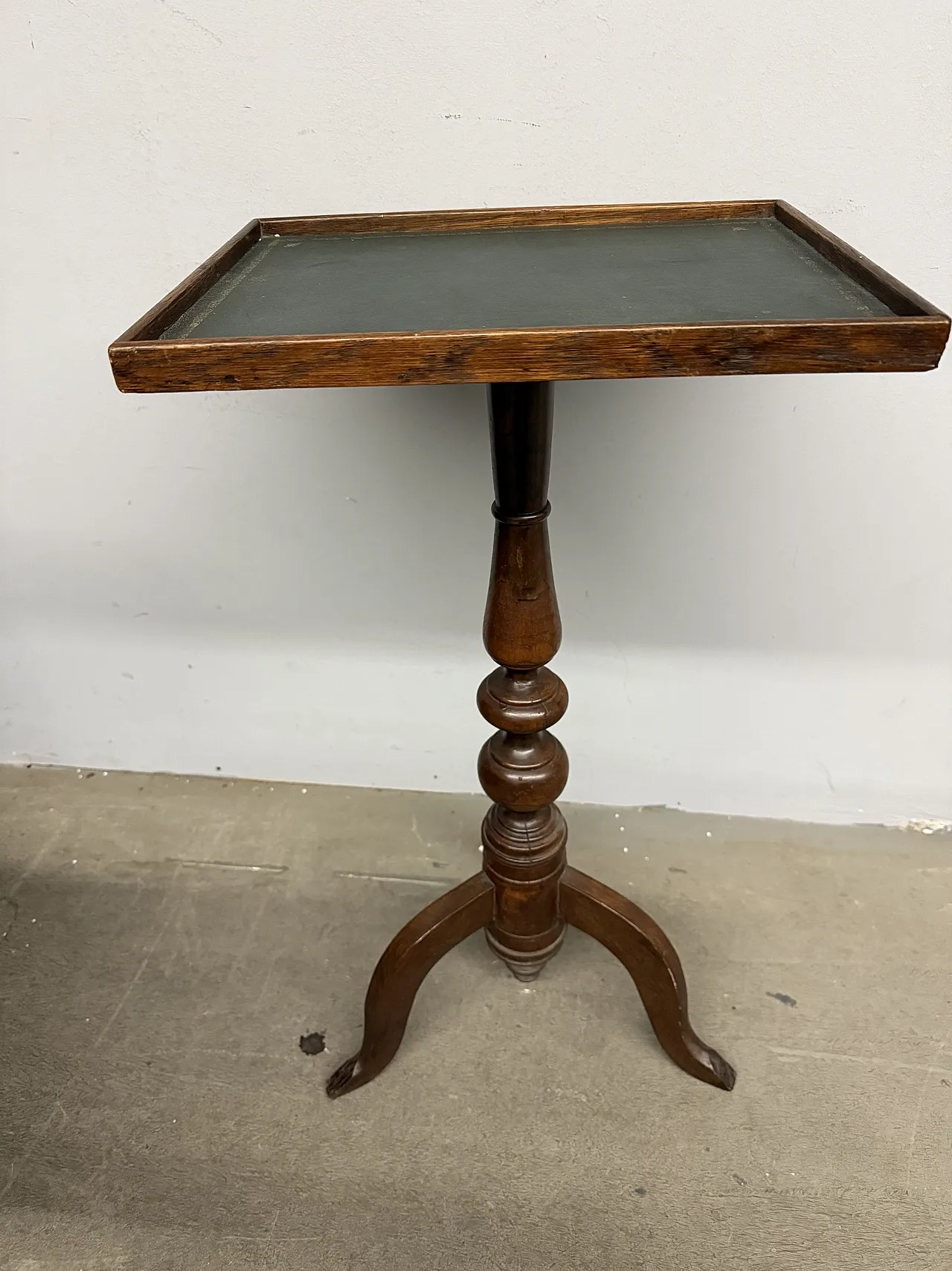 Tavolinetto in noce a vassoio, '800 1