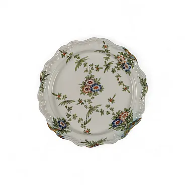 Piatto in maiolica con bordo sagomato e decoro floreale policromo,'700