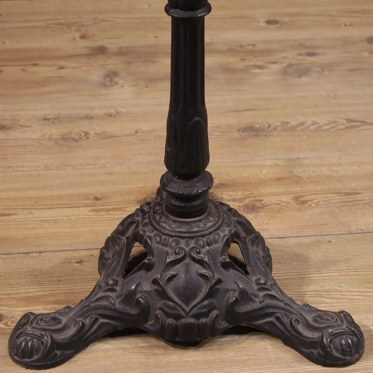 Tavolino francese da bistrot in ferro con piano in marmo del XX secolo 10