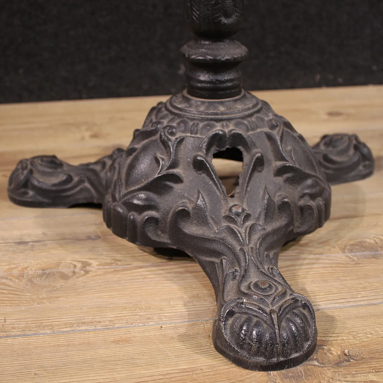 Tavolino francese da bistrot in ferro con piano in marmo del XX secolo 12