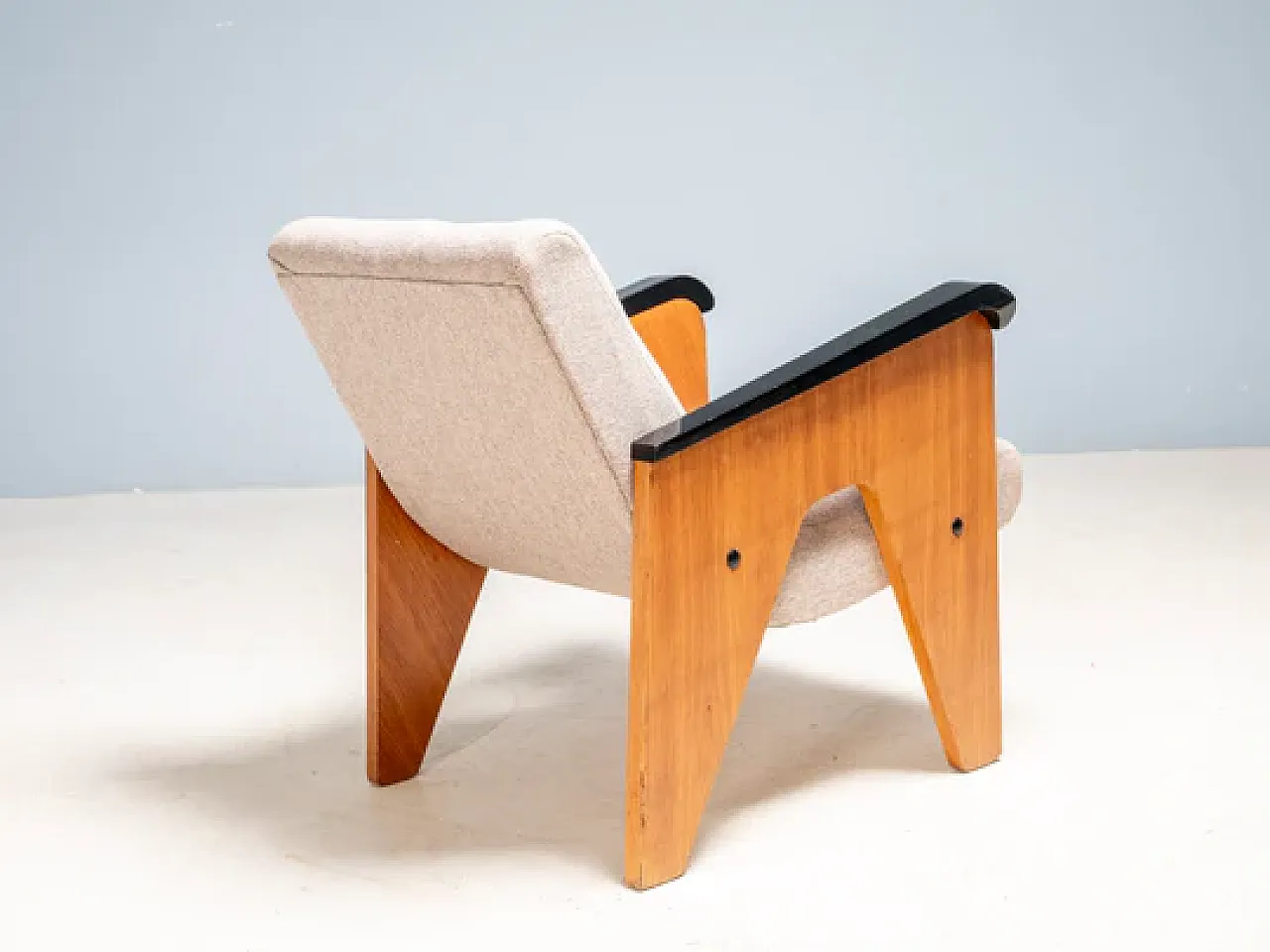 3 Poltrone con tavolino in legno, anni '50 4