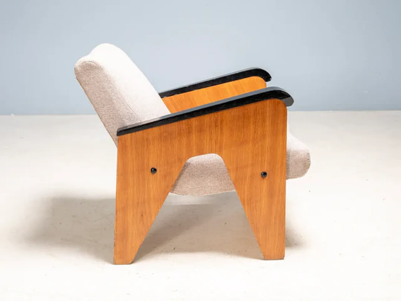 3 Poltrone con tavolino in legno, anni '50 6