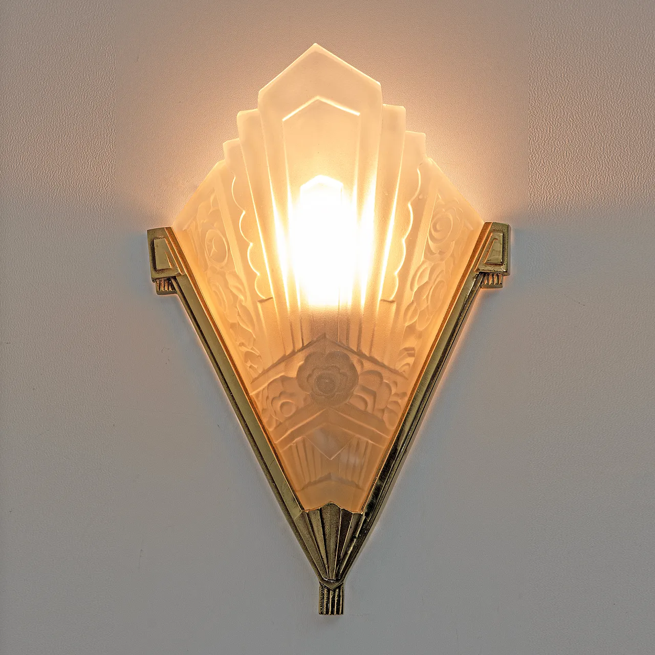 4 Art Deco lamps in pressed glass and brass, 1930s 11