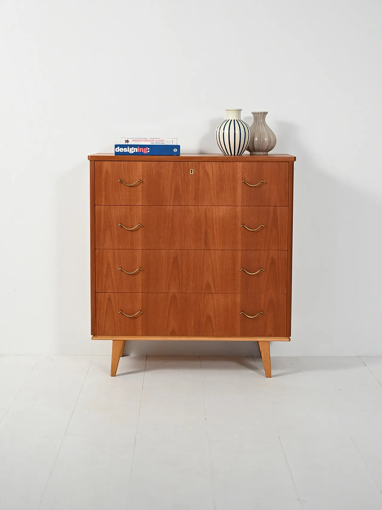 Cassettiera scandinava con doppia maniglia in ottone 1