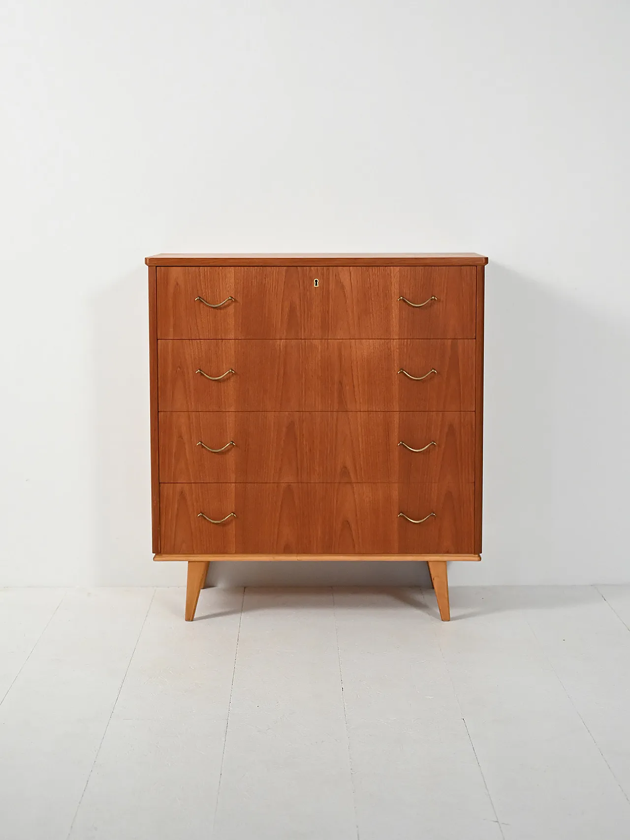 Cassettiera scandinava con doppia maniglia in ottone 2