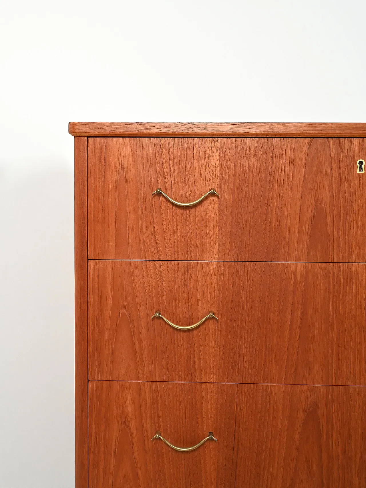 Cassettiera scandinava con doppia maniglia in ottone 5