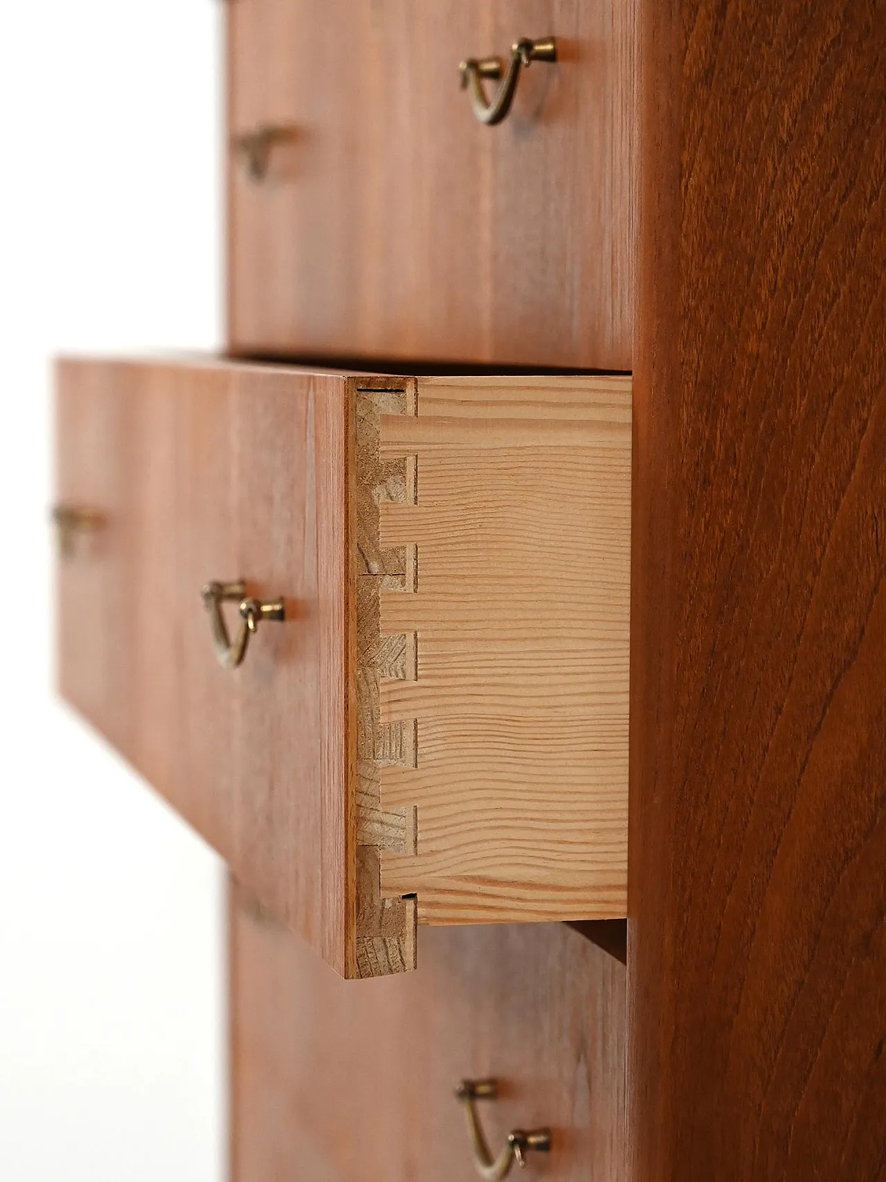 Cassettiera scandinava con doppia maniglia in ottone 7