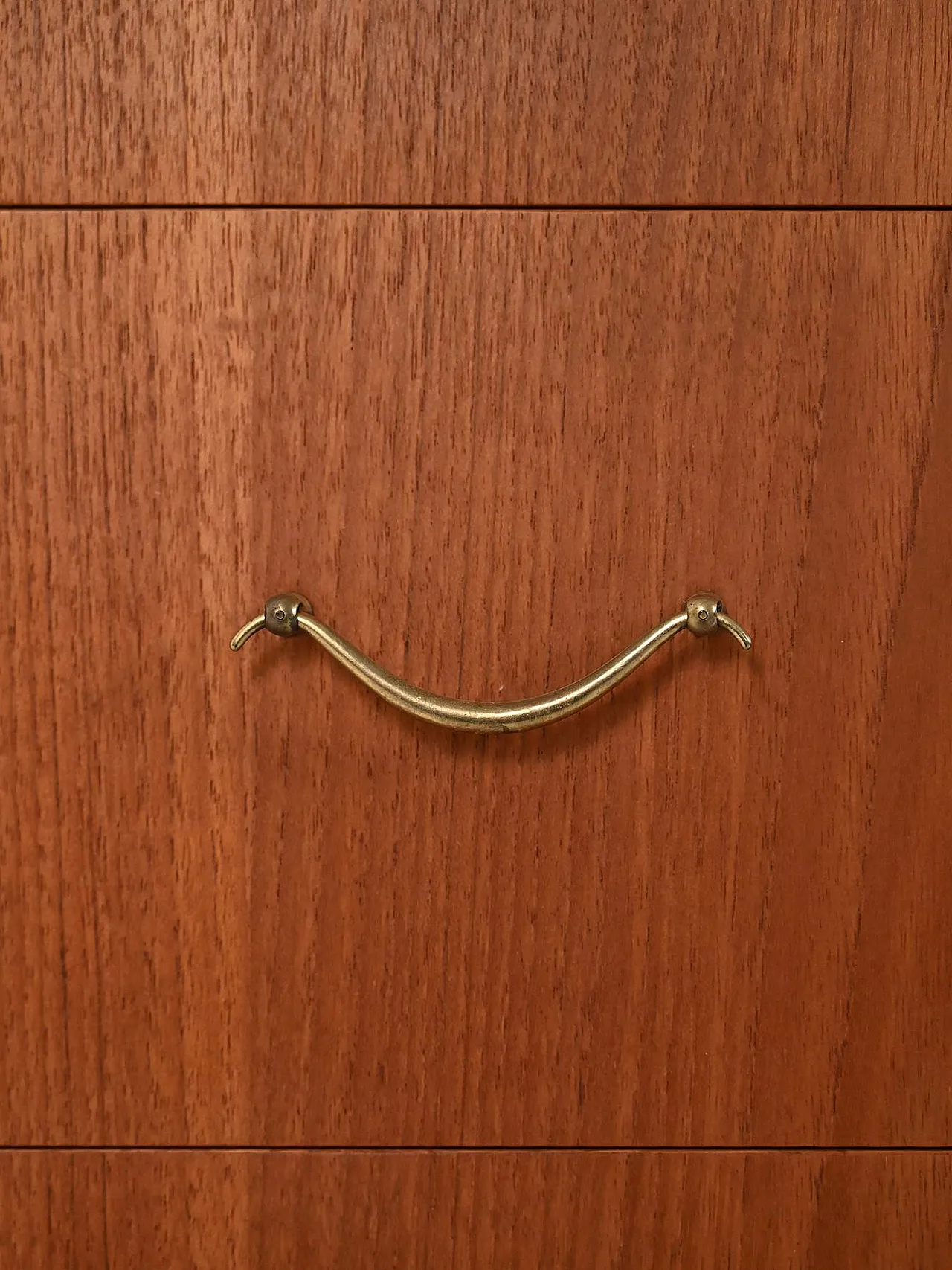 Cassettiera scandinava con doppia maniglia in ottone 8